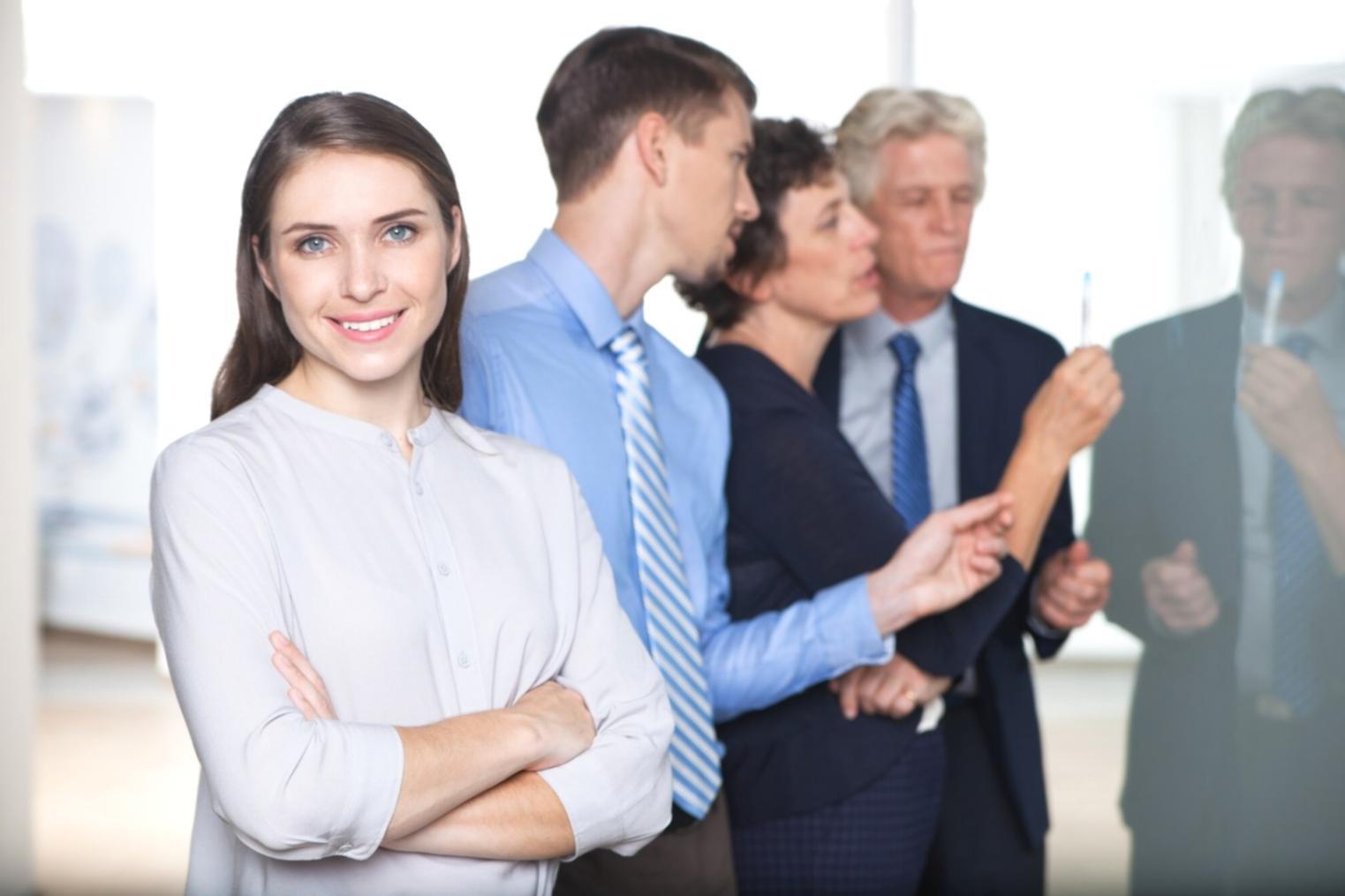 Unternehmer bei der Finanzplanung mit modernen Tools