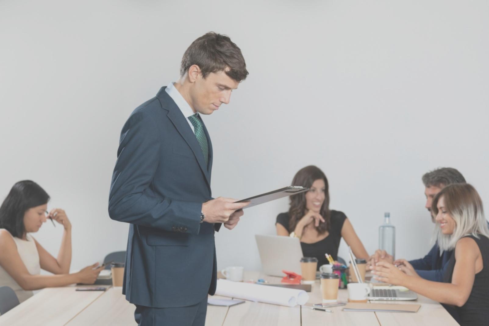 Geschäftsmann analysiert Finanzberichte am Laptop