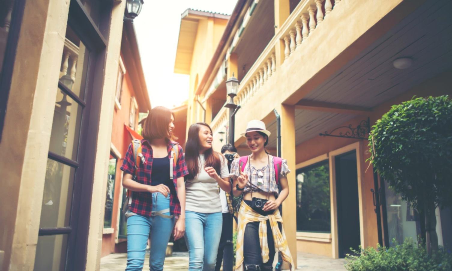 Finanzberater erklärt Kennzahlen am Whiteboard