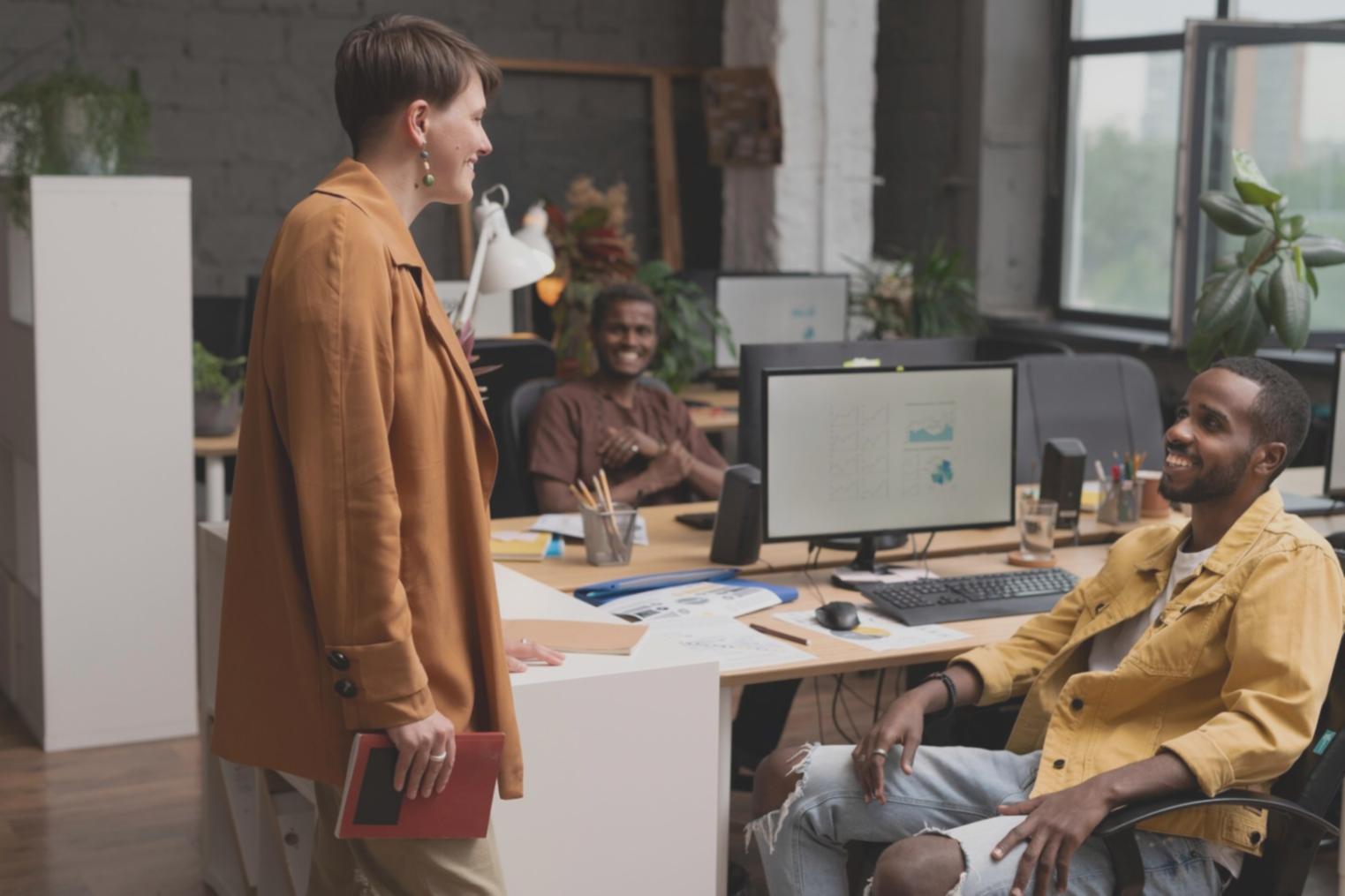 Teilnehmer bei praktischer Finanzübung im seriqelontha-Kurs