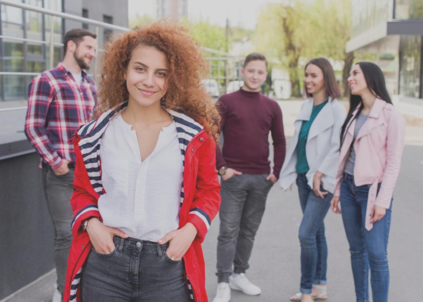 Geschäftsführer arbeitet an Finanzplanung im modernen Büro