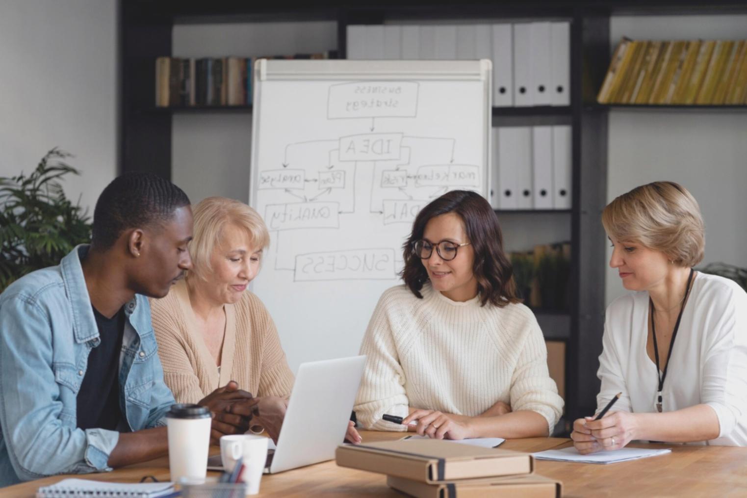 Workshop-Teilnehmer diskutieren Finanzstrategien