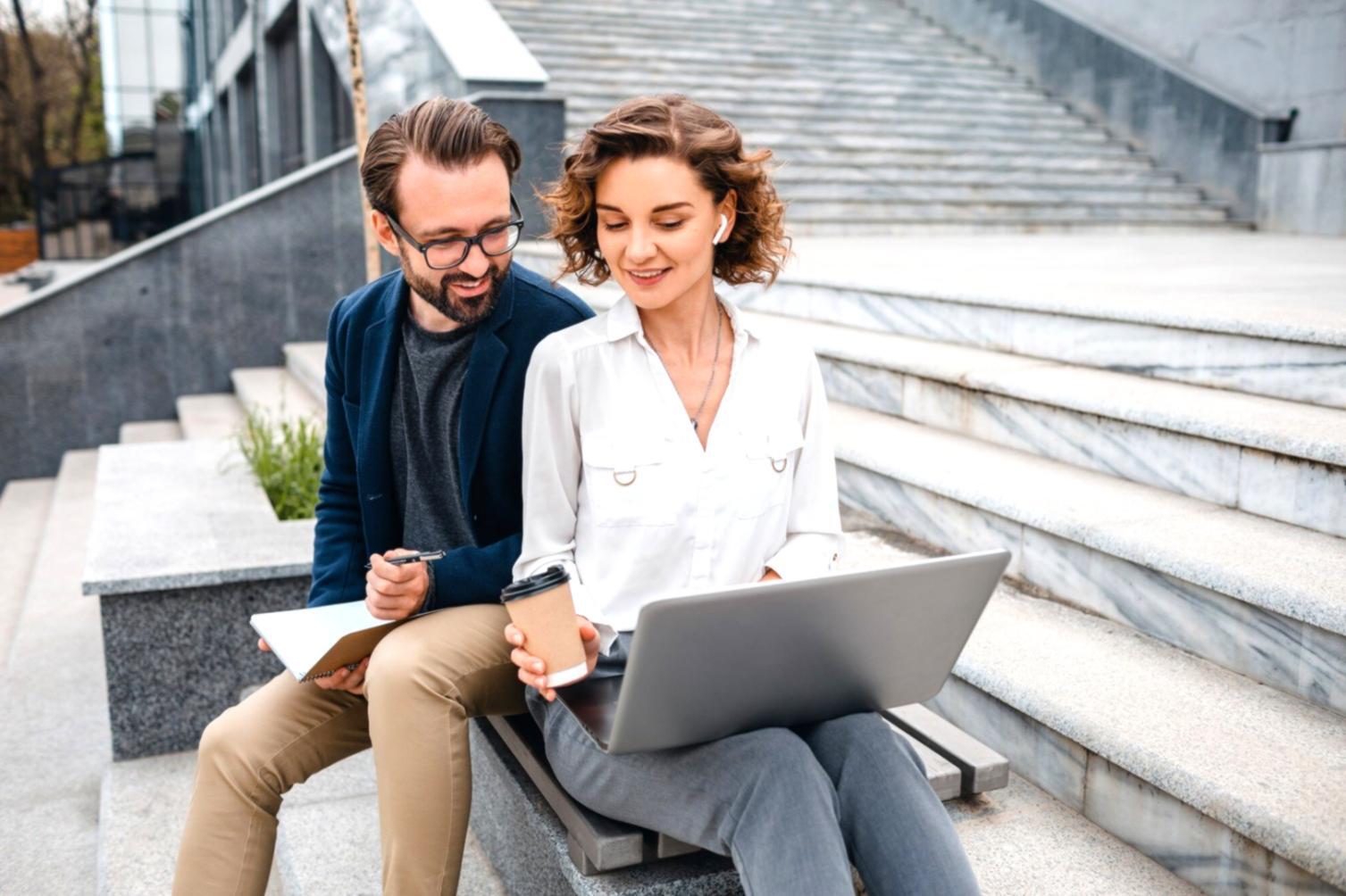 Geschäftsleute bei der Finanzanalyse